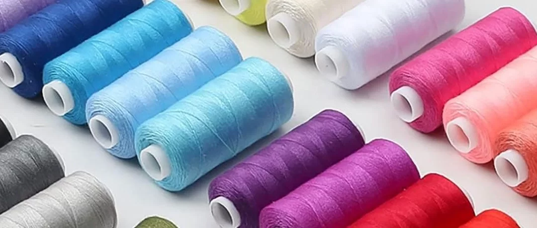 Les fils invisibles de la transition : polyester, pétrole et choc ESG à l’horizon
